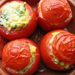 Pomidorai įdaryti plakta kiaušiniene su žalumynais
