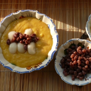 Egzotiškas desertas – ryžių kukuliai su mango padažu