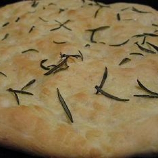 Itališka duonelė su rozmarinu – foccacia