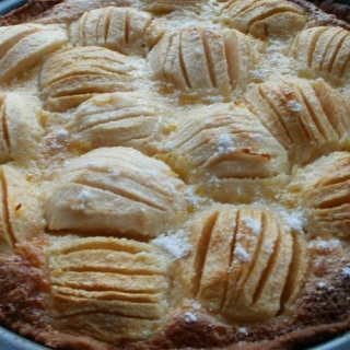 Obuolių pyragas su grietinėlės kremu