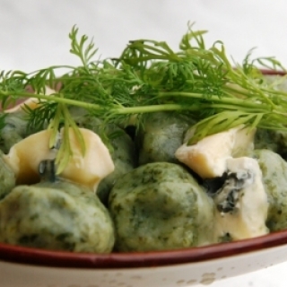 Bulviniai kukuliai su špinatais ir pelėsiniu sūriu