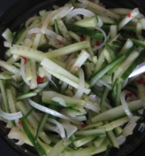 Saldžiarūgštės agurkų salotos