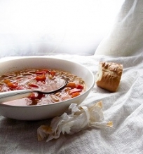 Tiršta daržovių sriuba su pupelėmis ir perlinėmis kruopomis