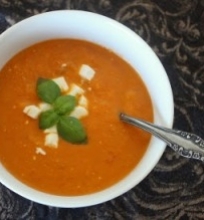 Pomidorų ir pankolių sriuba su fetos gabalėliais