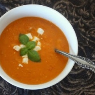 Pomidorų ir pankolių sriuba su fetos gabalėliais
