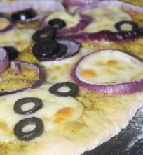 Pica su pesto, mozzarella, alyvuogėmis ir mėlynaisiais svogūnais