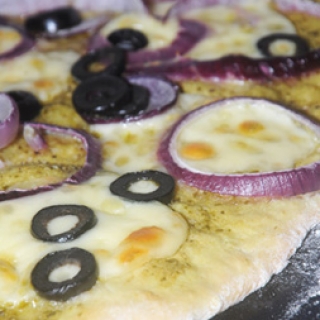 Pica su pesto, mozzarella, alyvuogėmis ir mėlynaisiais svogūnais