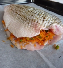 Žuvis su morkomis krepšeliuose
