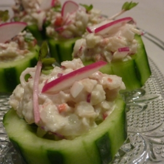 Krabų ir wasabi salotos agurkų krepšeliuose