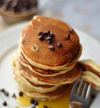 Pancakes su riešutų sviestu ir šokolado lašais