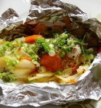 Jūros lydeka, kepta folijoje su daržovėmis ir mozzarella sūriu