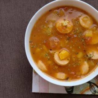 Daržovių sriuba su dešrelėmis