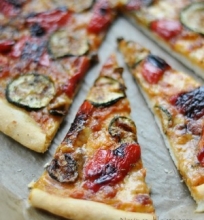 Vegetariška pica su keptom daržovėm