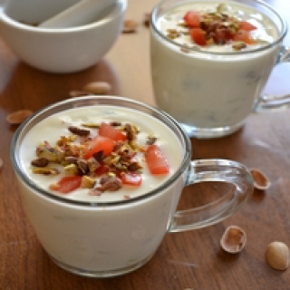 Jogurto sriuba su agurkais ir pistacijomis
