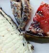 Ant grotelių keptas dorada, sardinės ir arbūzas