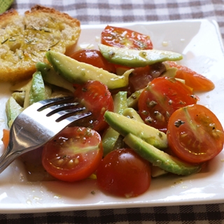 Avokado ir pomidorėlių salotos (su lašiša)