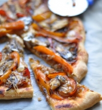 Pizza su keptom daržovėm ir sardinėm