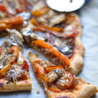 Pizza su keptom daržovėm ir sardinėm