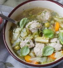 Daržovių sriuba su mėsos kukuliukais