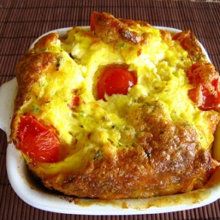 Omletas su pomidorais ir ožkos sūriu