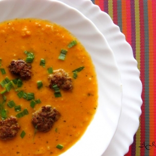Pomidorų sriuba su mėsos kukuliais