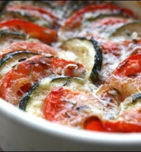 Pomidorų / cukinijų apkepėlė su mozzarella.