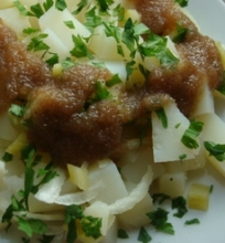 Bulvių salotos su silkės ikrų užpilu
