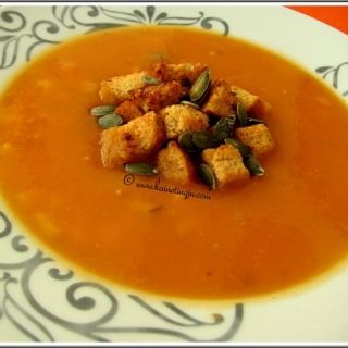 Moliūgų-pomidorų sriuba su kukurūzais