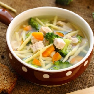 Dietinė vištienos sriuba su brokoliais