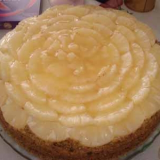 Biskvitinis tortas su pistaciju ir ananasu kremu