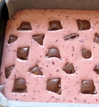 Spanguolių pyragas su šokolado gabaliukais
