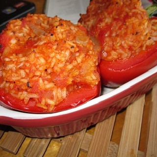 Ryžiais ir pomidorais įdarytos paprikos