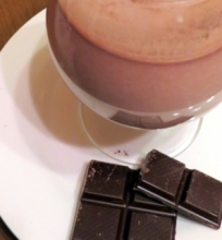 Šokoladinis pieno kokteilis su vyšniomis