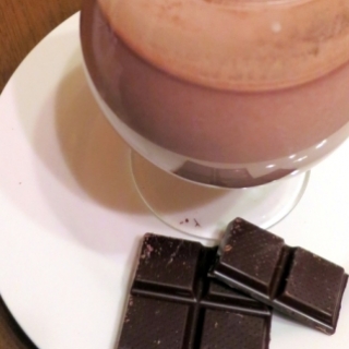 Šokoladinis pieno kokteilis su vyšniomis