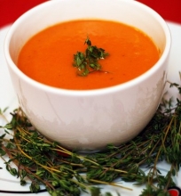 Pomidorų sriuba su ožkos sūriu