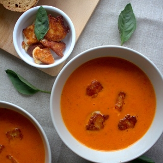 Orkaitėje keptų pomidorų ir paprikų sriuba su Halooumi