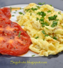 PLakta kiaušinienė su keptais pomidorais