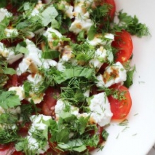 Pomidorų salotos su feta ir žalumynais
