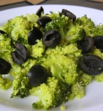 Brokolinių kopūstų ir rozmarinų salotos
