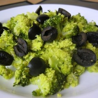 Brokolinių kopūstų ir rozmarinų salotos