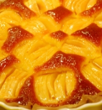 Obuolių pyragas su abrikosų uogienės glaistu