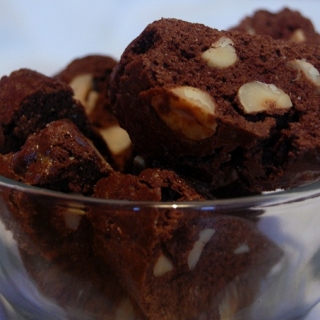 Šokoladiniai biscotti su lazdyno riešutais.