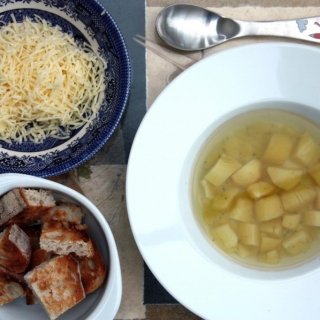 Česnakų sriuba su bulvėmis ir šafranu