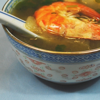 Azijietiška vištienos sriuba su melionais