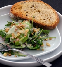 Gražgarsčių, avokadų ir graikinių riešutų salotos