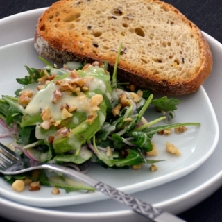 Gražgarsčių, avokadų ir graikinių riešutų salotos