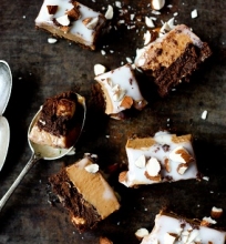 Karamelinis – kokosinis ledų tortas su brownie pagrindu