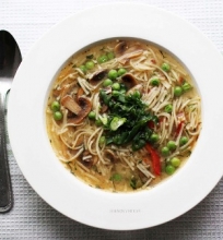 Miso sriuba su noodles makaronais ir pievagrybiais