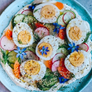 Plakta feta su kiaušiniais ir daržovėmis