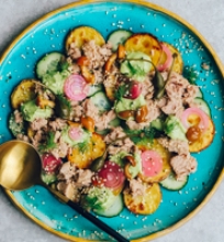 Bulvyčių ir tuno salotos su avokadų kremu